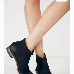 Peter Nappi Anthropologie black suede Carina ankle booties back zipper Sz 39